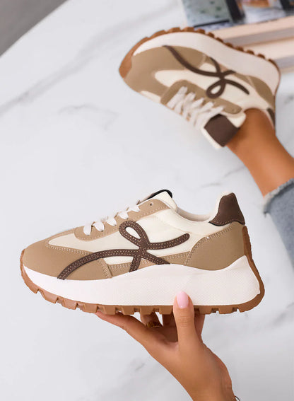 Baskets dorées avec détails marron et semelle épaisse