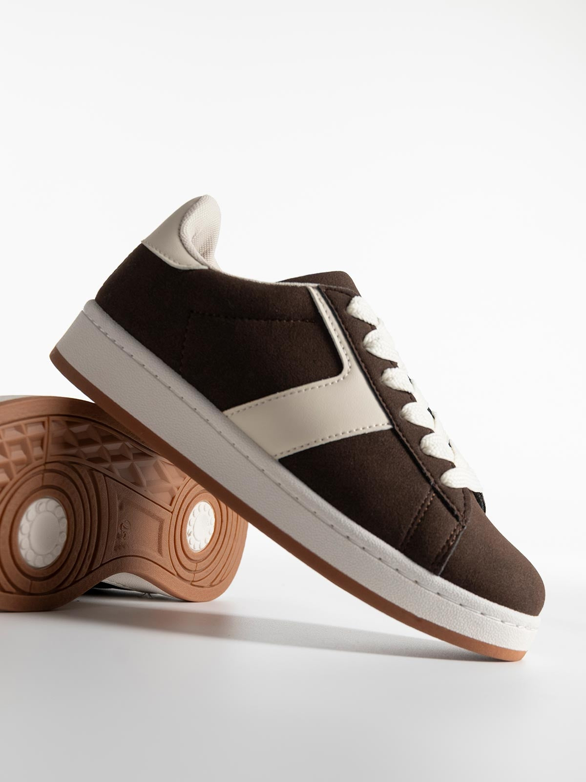 Baskets bicolores basiques à lacets