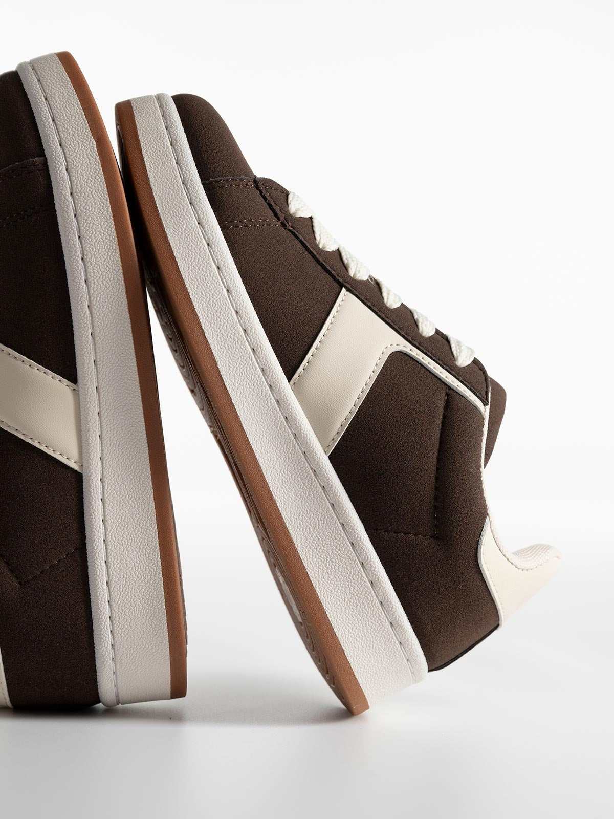 Baskets bicolores basiques à lacets