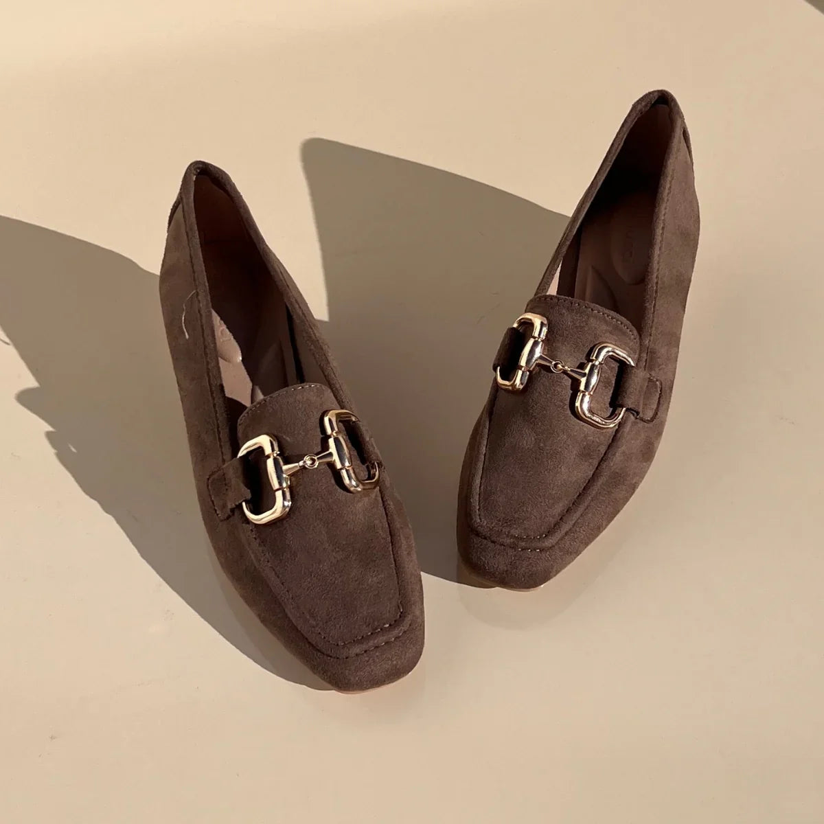 Escarpin à boucle en daim