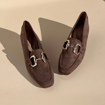 Escarpin à boucle en daim