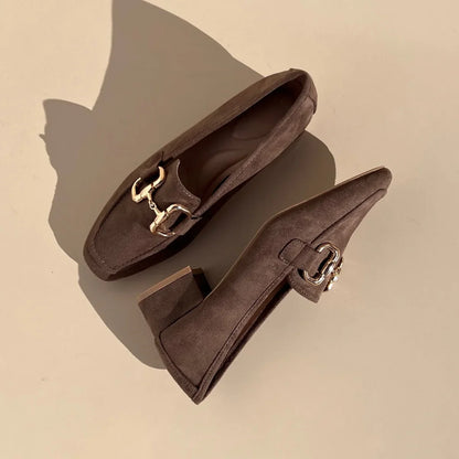 Escarpin à boucle en daim