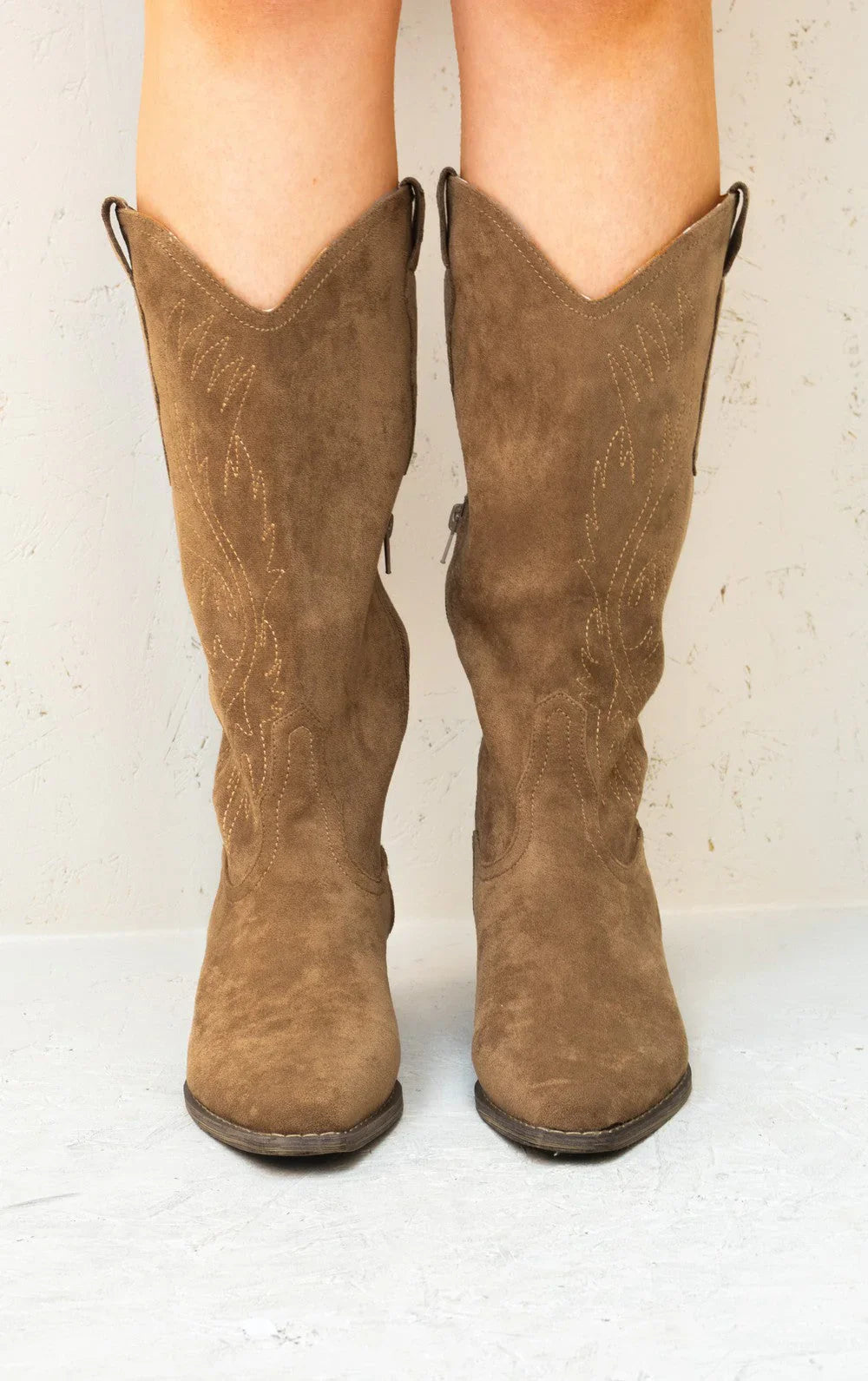 bottes cowboy mi-mollet en faux suède brodé