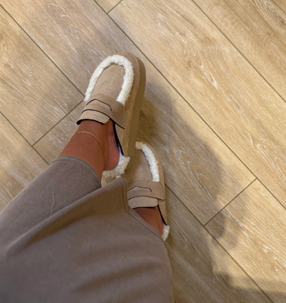 Sabot en suédine cuir fourrée à plateforme et semelle crantée