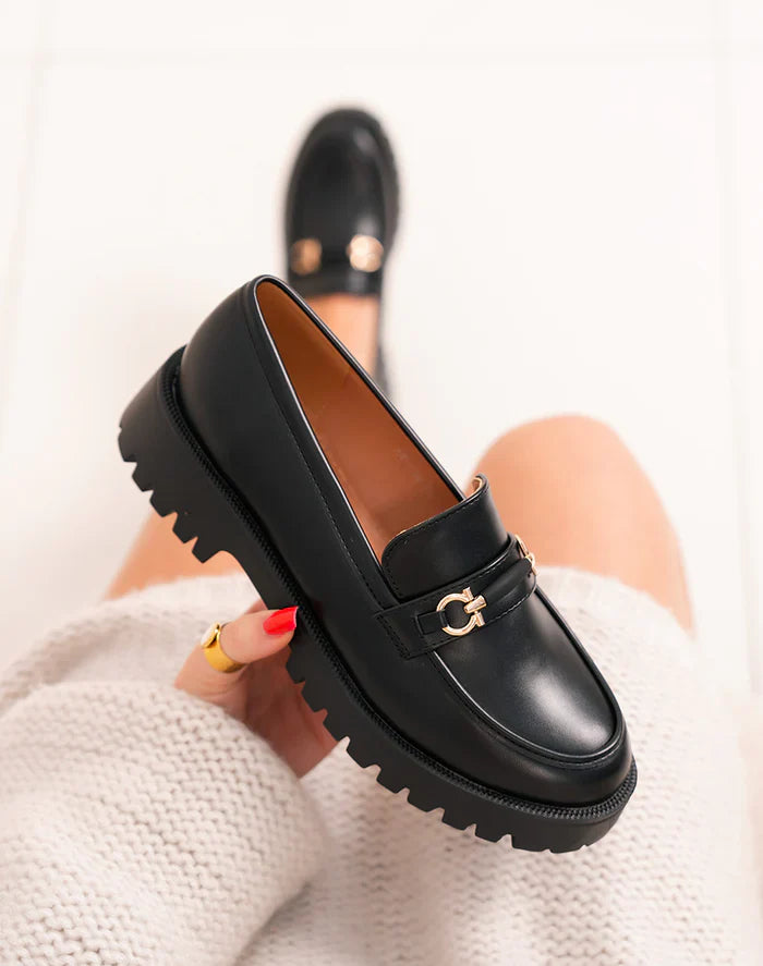 Mocassins femme avec détail doré et semelle crantée épaisse