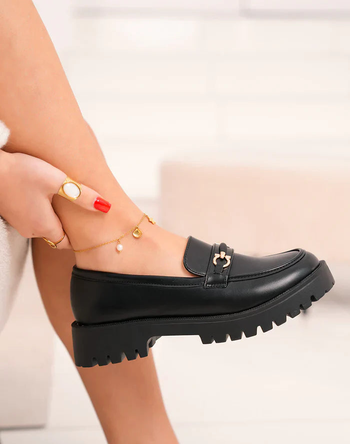 Mocassins femme avec détail doré et semelle crantée épaisse