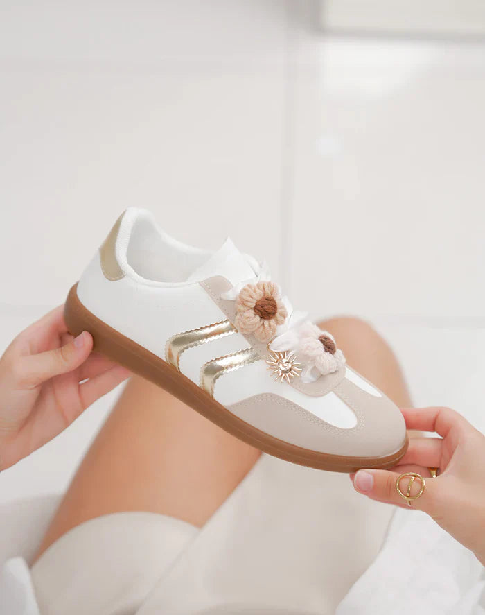 Basket femme à breloque fleur et détails blancs élégants