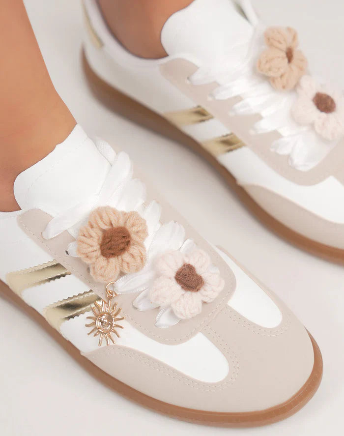 Basket femme à breloque fleur et détails blancs élégants