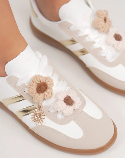 Basket femme à breloque fleur et détails blancs élégants