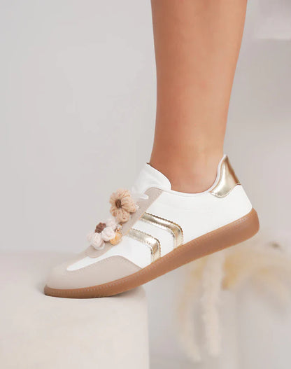 Basket femme à breloque fleur et détails blancs élégants