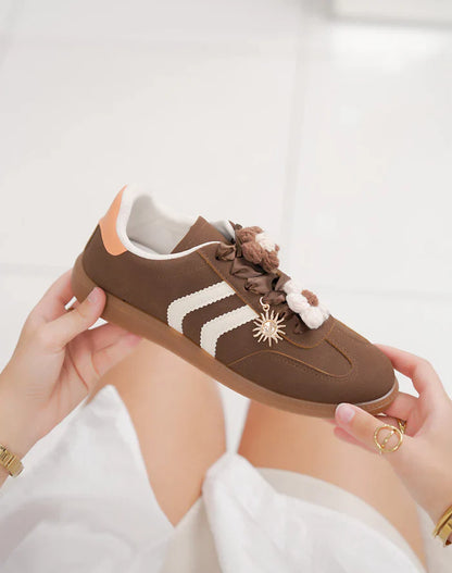 Basket femme à breloque fleur et détails blancs élégants