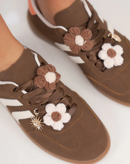 Basket femme à breloque fleur et détails blancs élégants