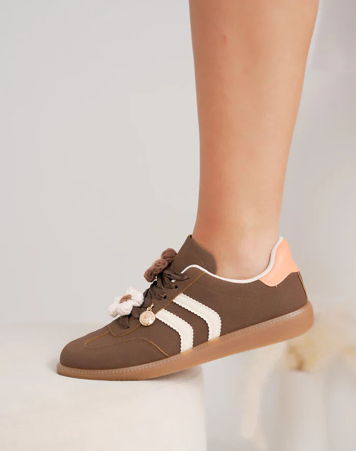 Basket femme à breloque fleur et détails blancs élégants