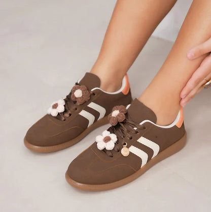 Basket femme à breloque fleur et détails blancs élégants