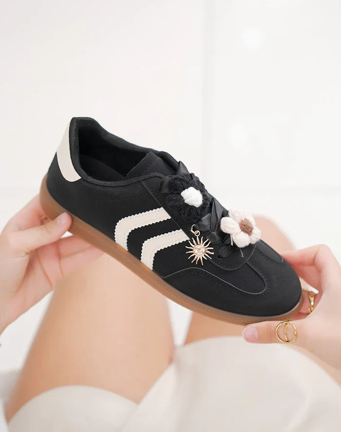 Basket femme à breloque fleur et détails blancs élégants