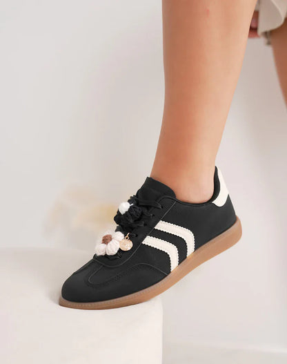 Basket femme à breloque fleur et détails blancs élégants