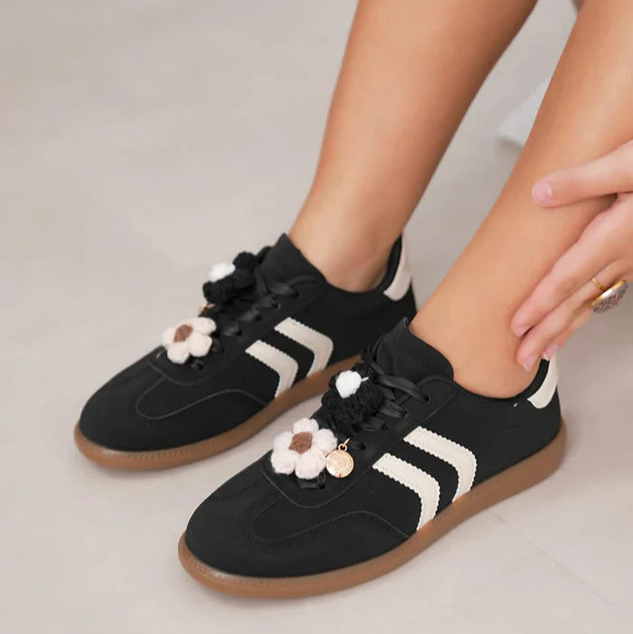 Basket femme à breloque fleur et détails blancs élégants