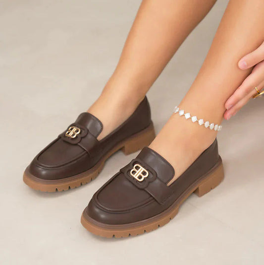 Mocassin femme tendance avec bijou doré et semelle crantée confortable