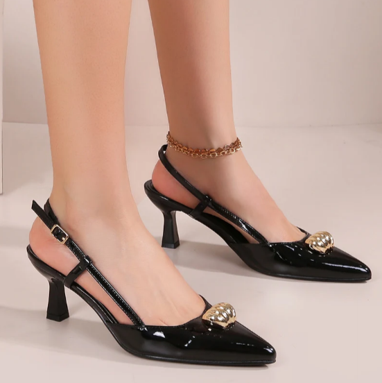 Escarpins à bout pointu et talon carré  avec coquillage doré