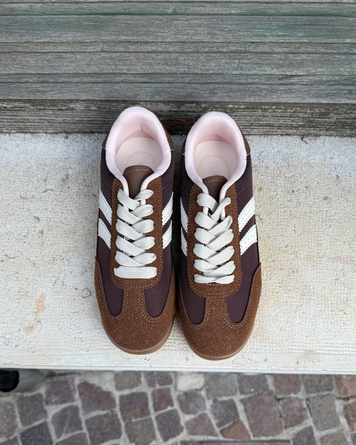 Baskets au design rétro avec une touche mode assumée