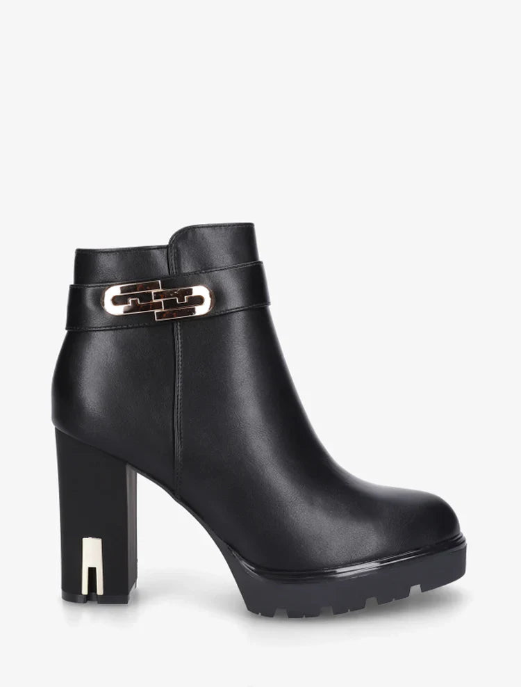 Bottines à talon et boucle fantaisie