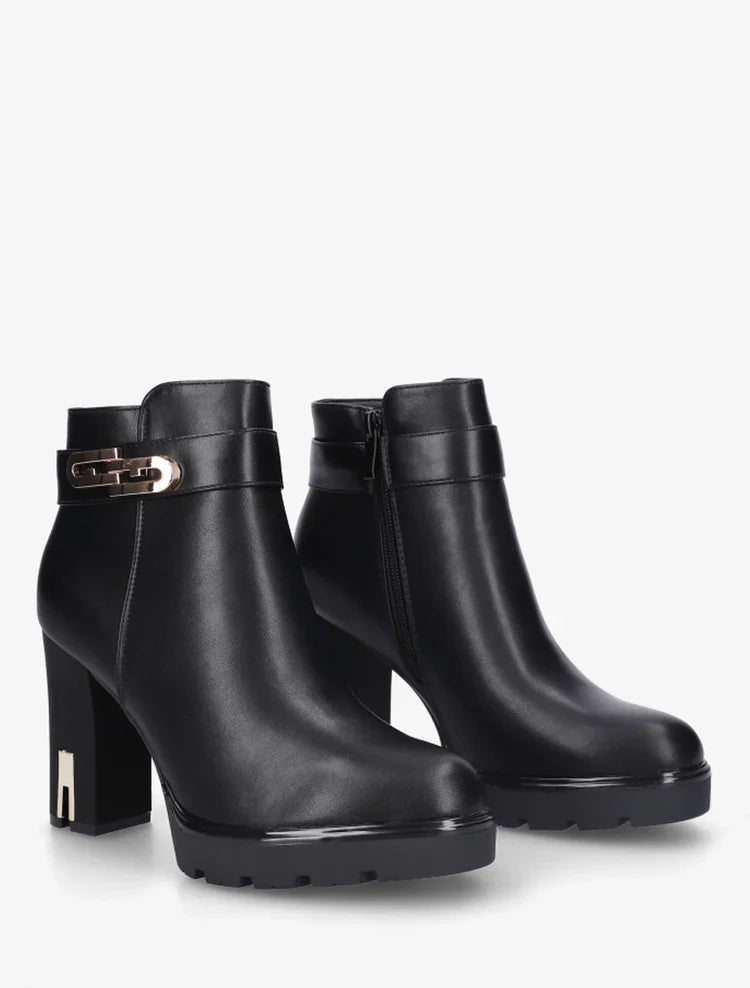 Bottines à talon et boucle fantaisie