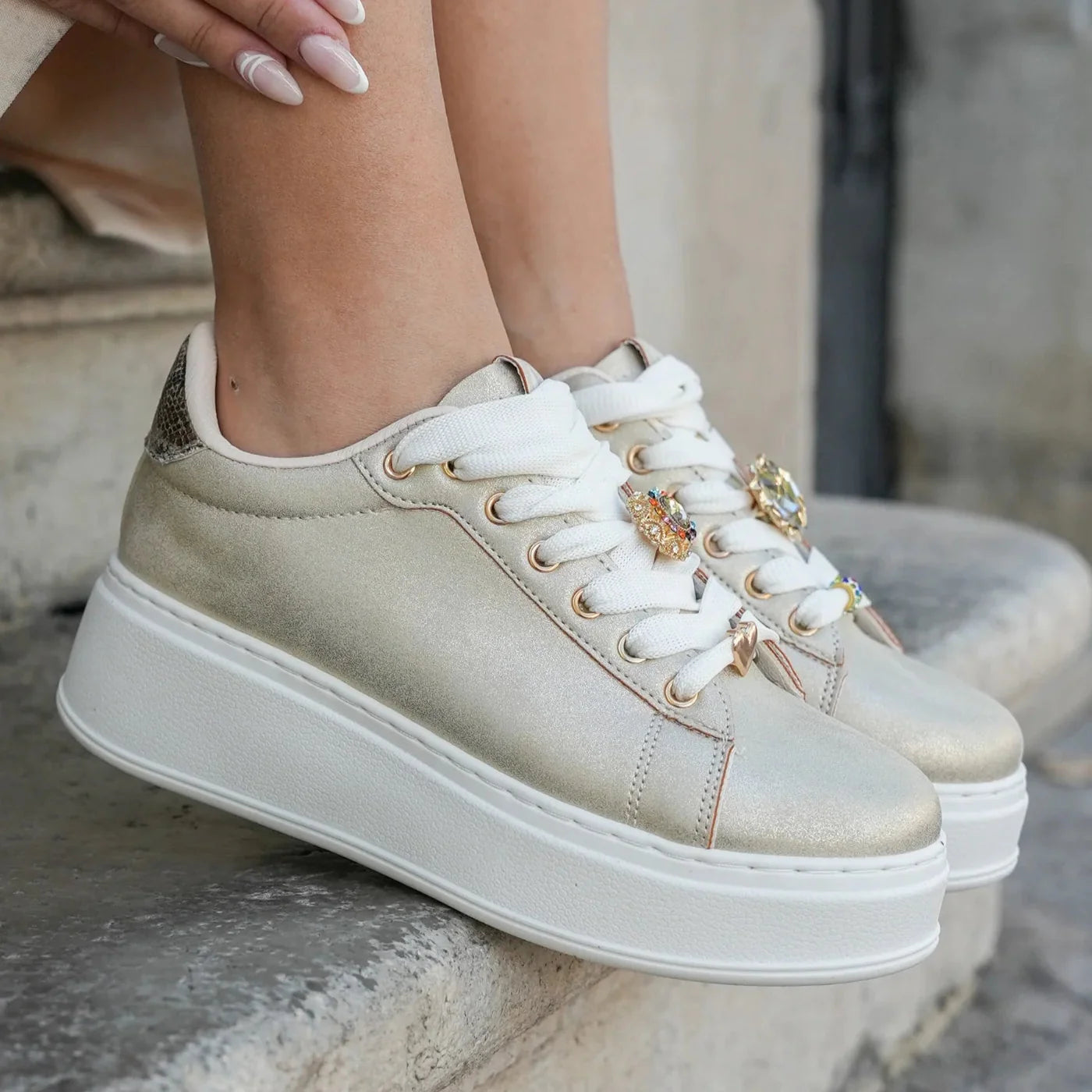 Basket plateforme or femme avec détail bijou