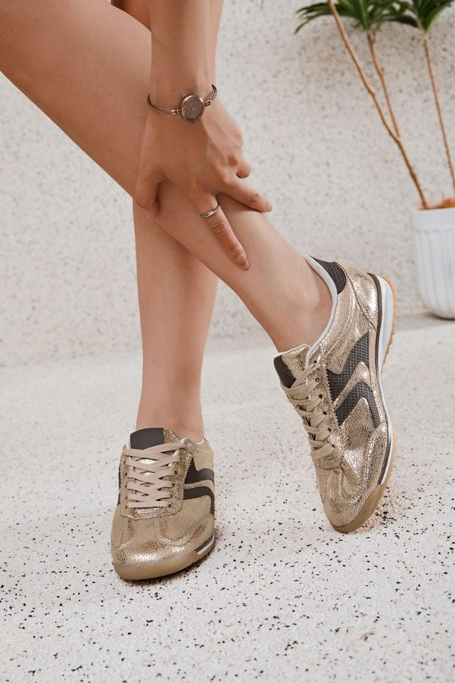 Baskets en tissu avec détails dorés et semelle en caoutchouc