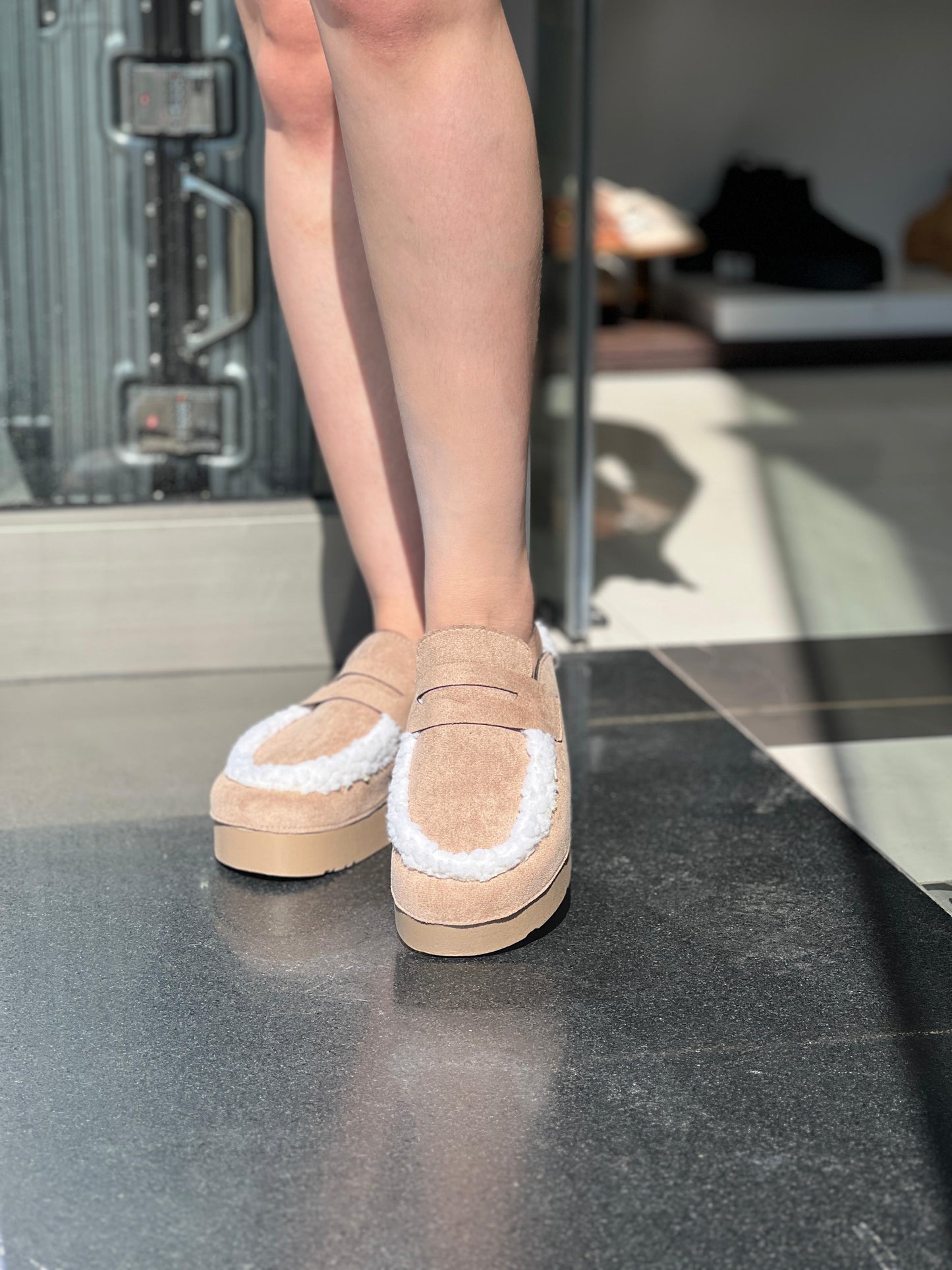 Sabot en suédine cuir fourrée à plateforme et semelle crantée