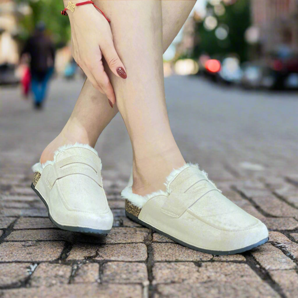 Sabot en simili-suède  avec semelle en liège ,bordure en fourrur