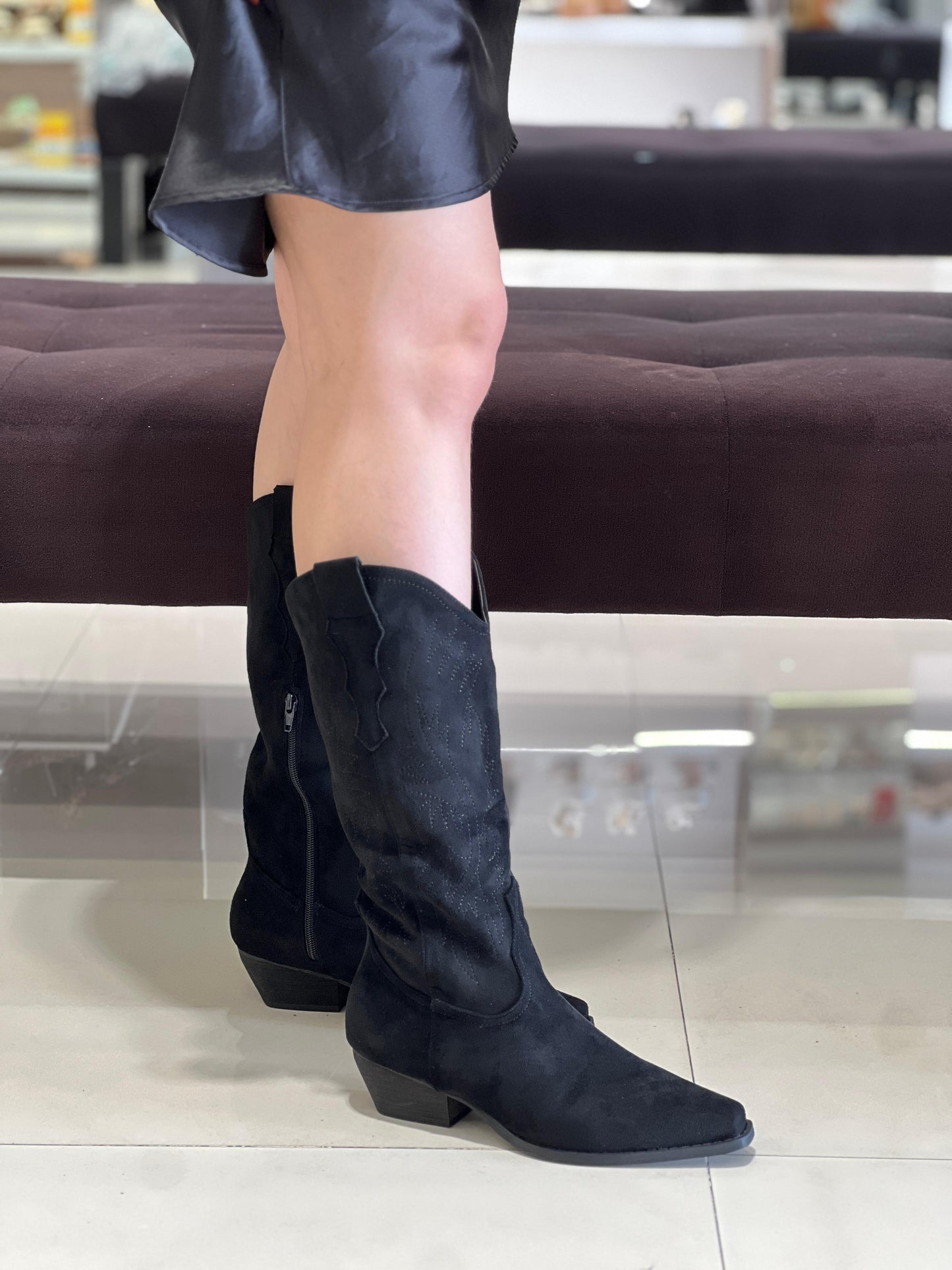 bottes cowboy mi-mollet en faux suède brodé