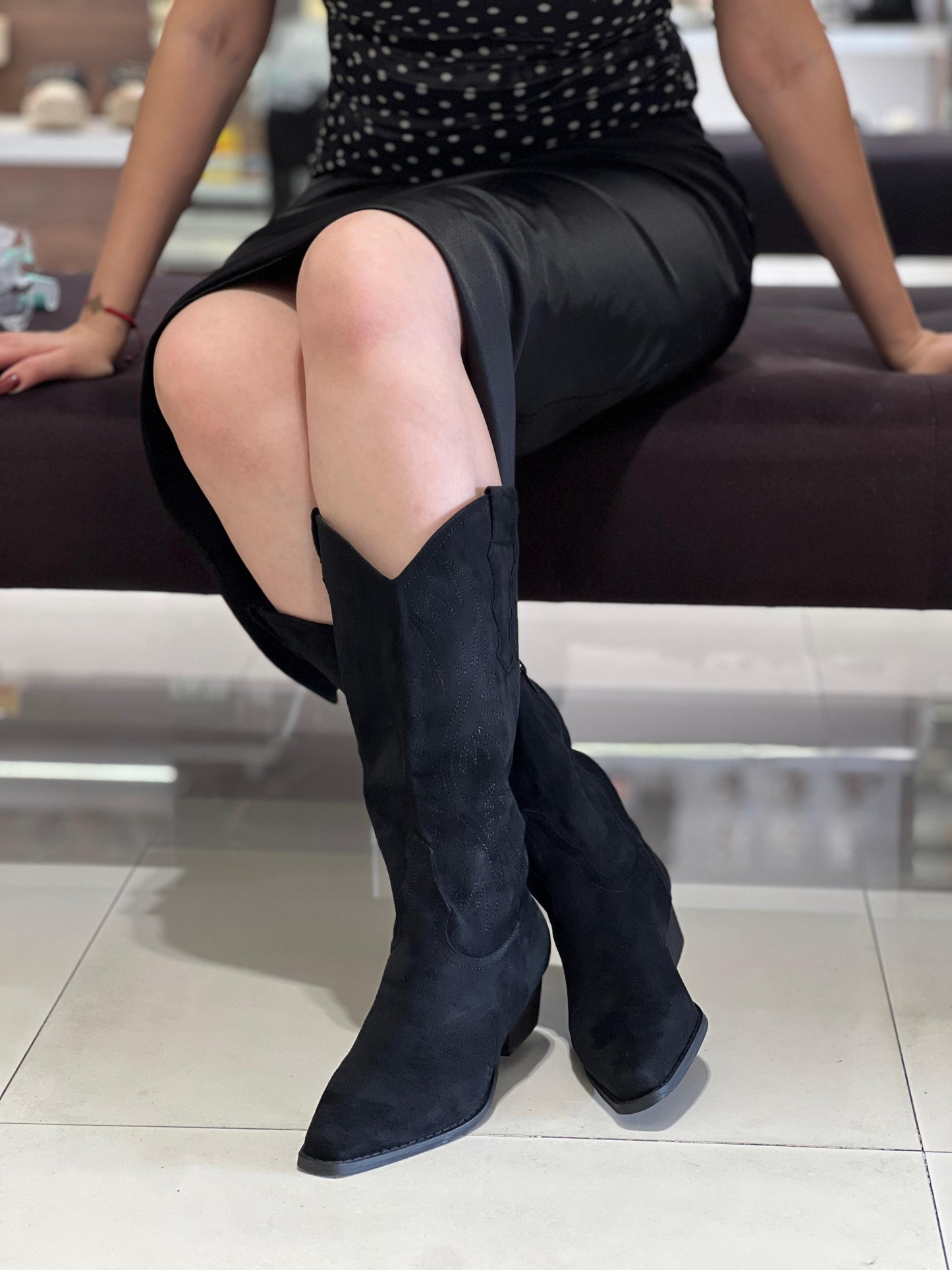 bottes cowboy mi-mollet en faux suède brodé