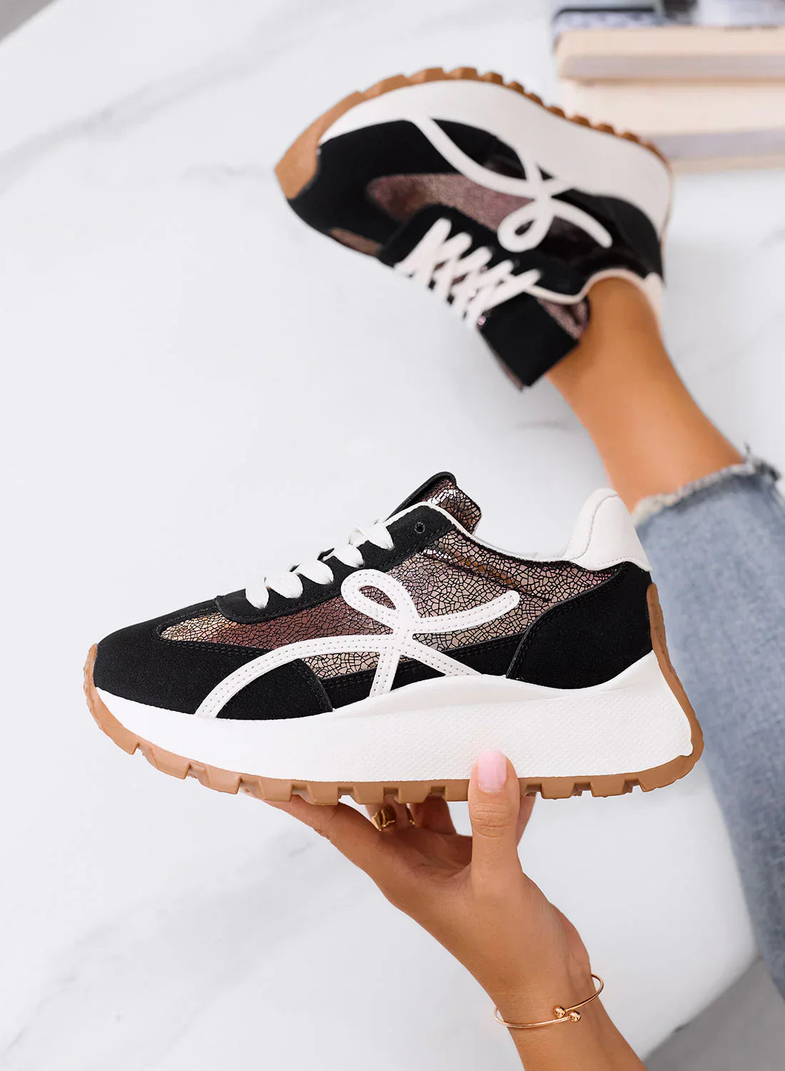 Baskets dorées avec détails marron et semelle épaisse