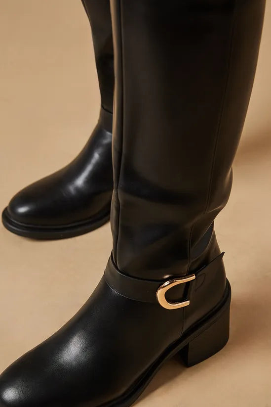 Bottes noires à talons hauts avec bride à boucle