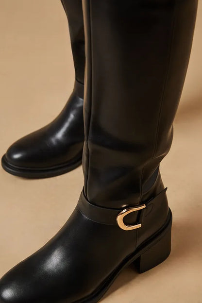 Bottes noires à talons hauts avec bride à boucle