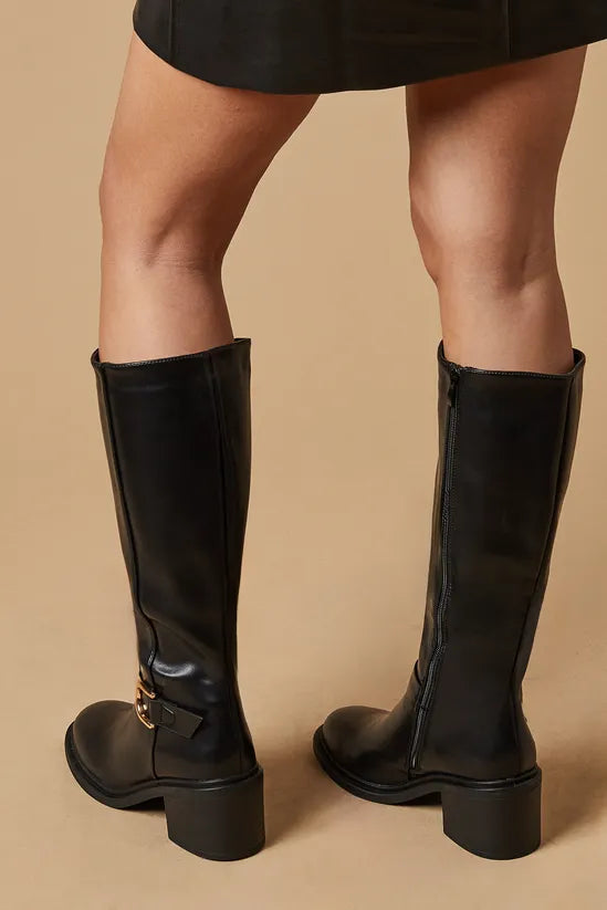 Bottes noires à talons hauts avec bride à boucle