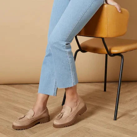 Mocassin en daim noir avec pompon