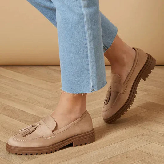 Mocassin en daim noir avec pompon