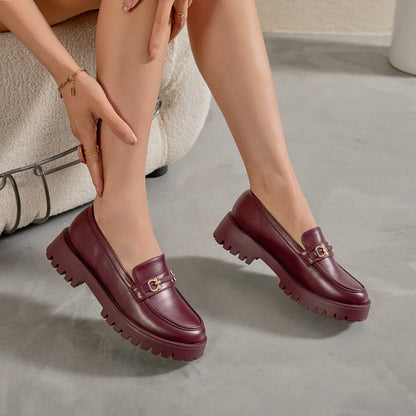 Mocassins femme avec détail doré et semelle crantée épaisse