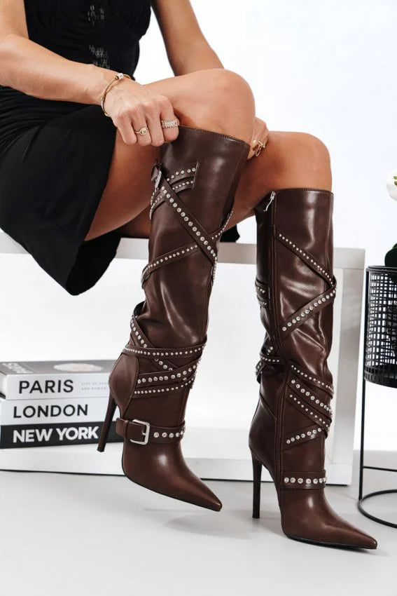 bottes pointues avec multiples brides cloutées