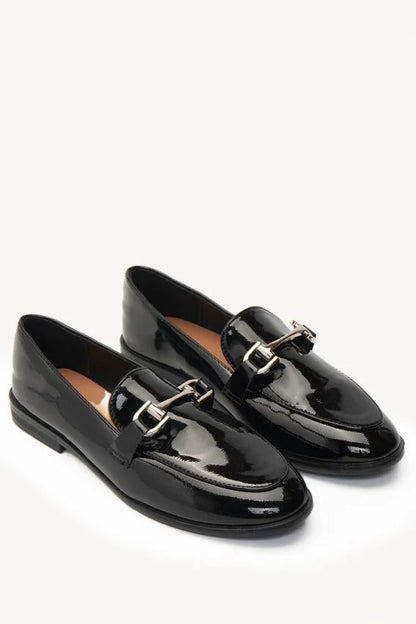 Mocassins en cuir verni noir avec élément métallique