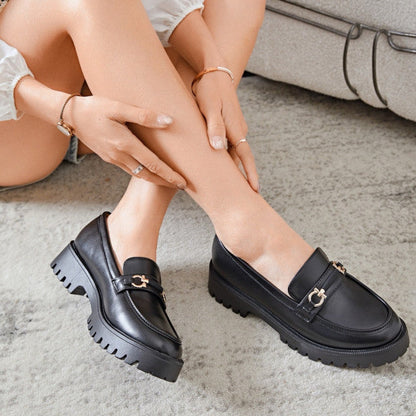 Mocassins femme avec détail doré et semelle crantée épaisse