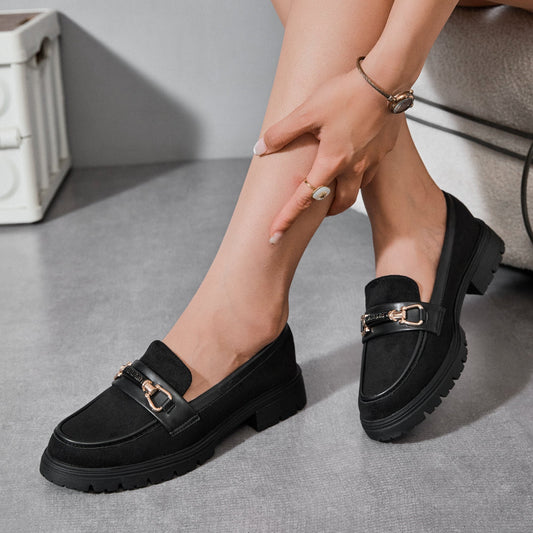 Mocassin femme noir élégant en suédine avec bijou doré et semelle crantée